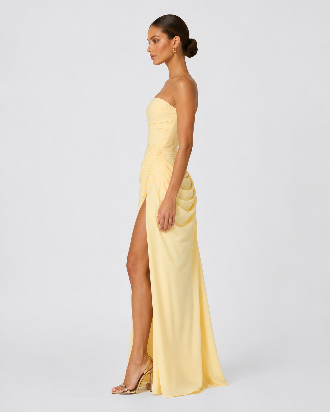 Vestido maxi drapeado amarillo lateral
