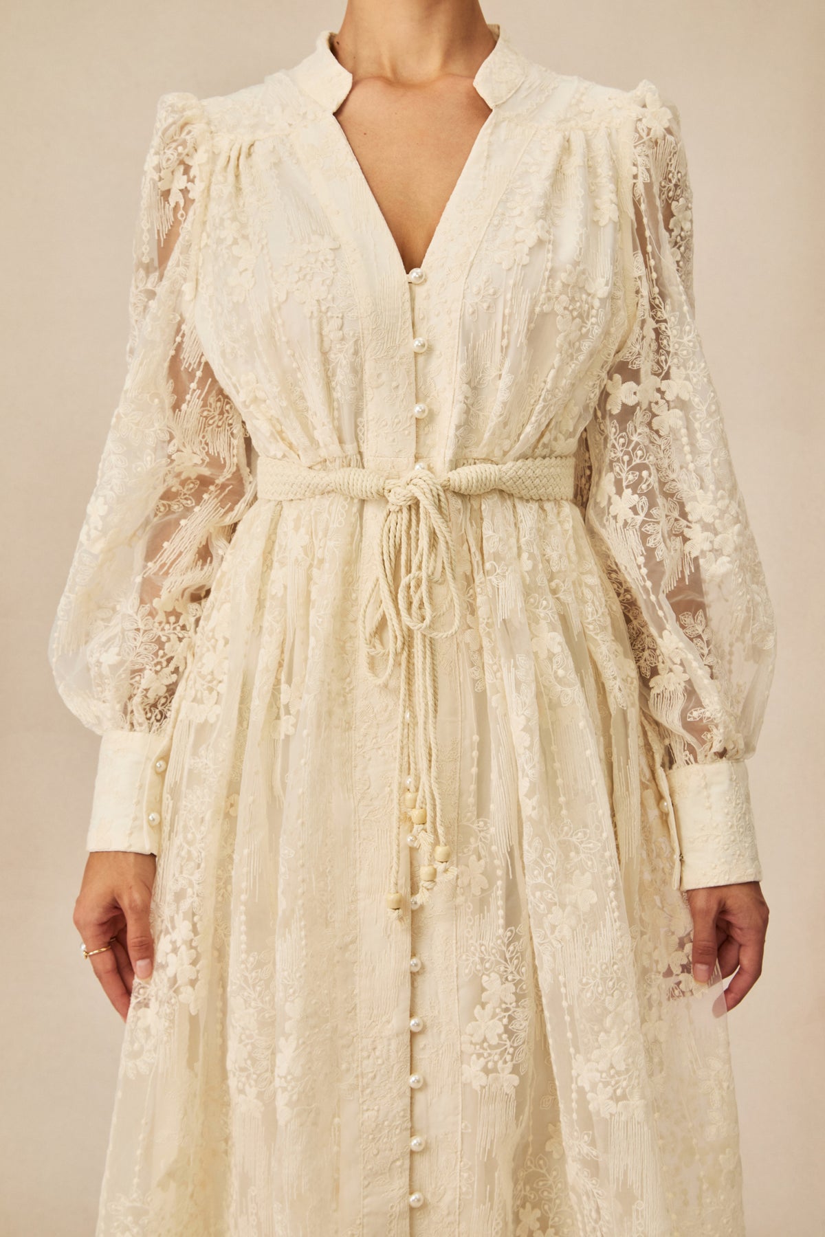 Vestido midi de encaje bordado con escote en V