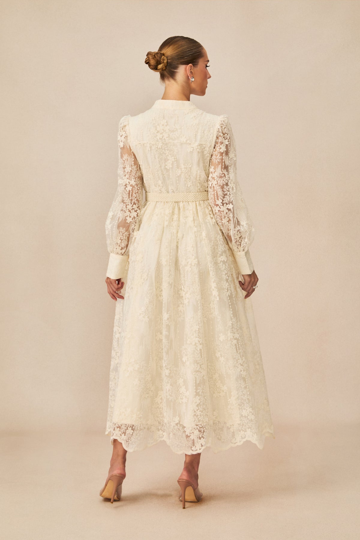 Vestido midi de encaje bordado con escote en V