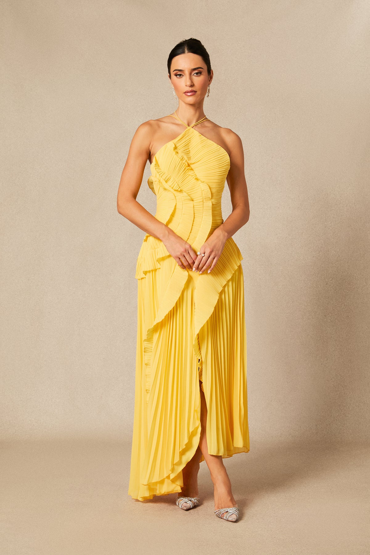 Vestido midi plisado con cuello halter - Amarillo