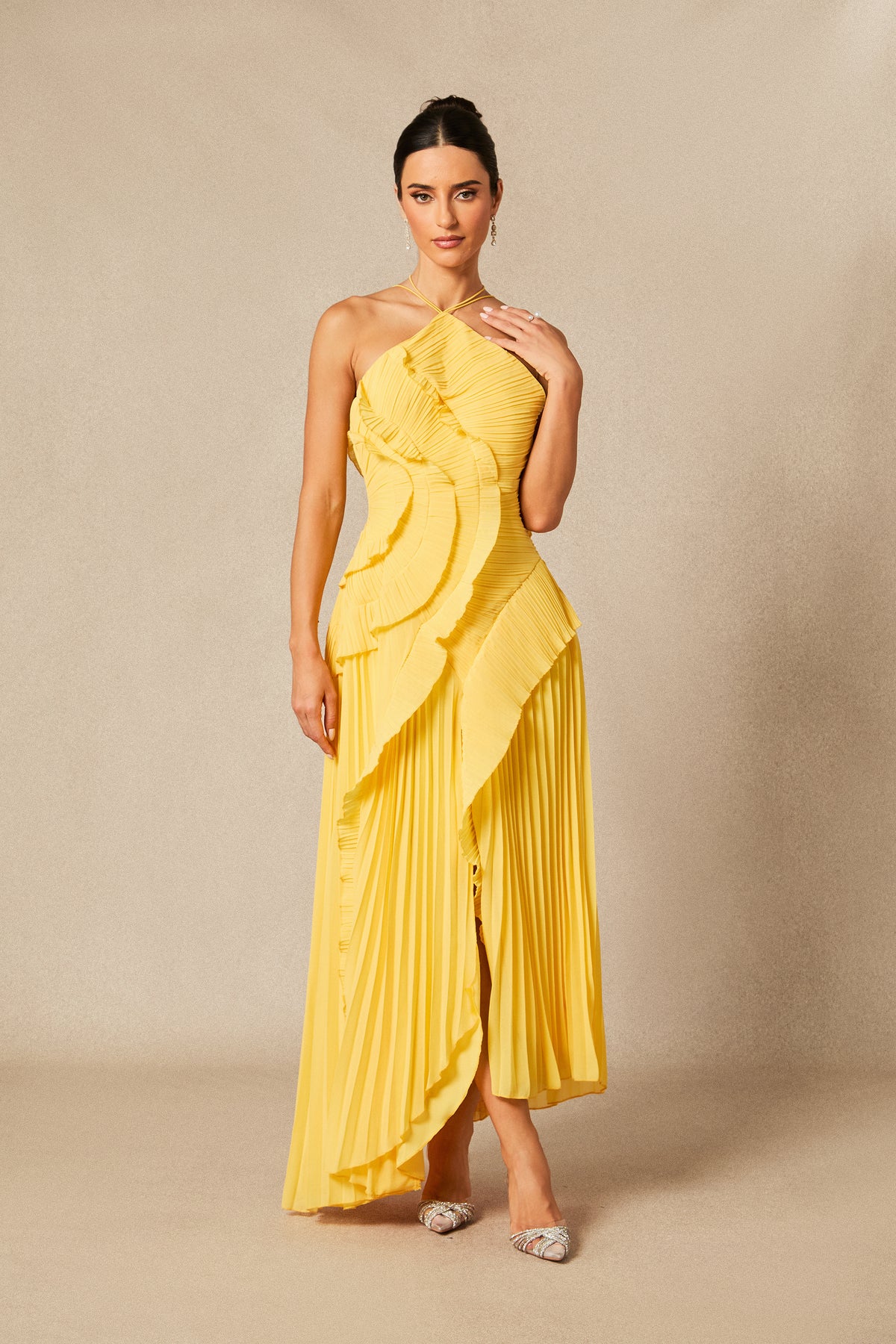 Vestido midi plisado con cuello halter - Amarillo