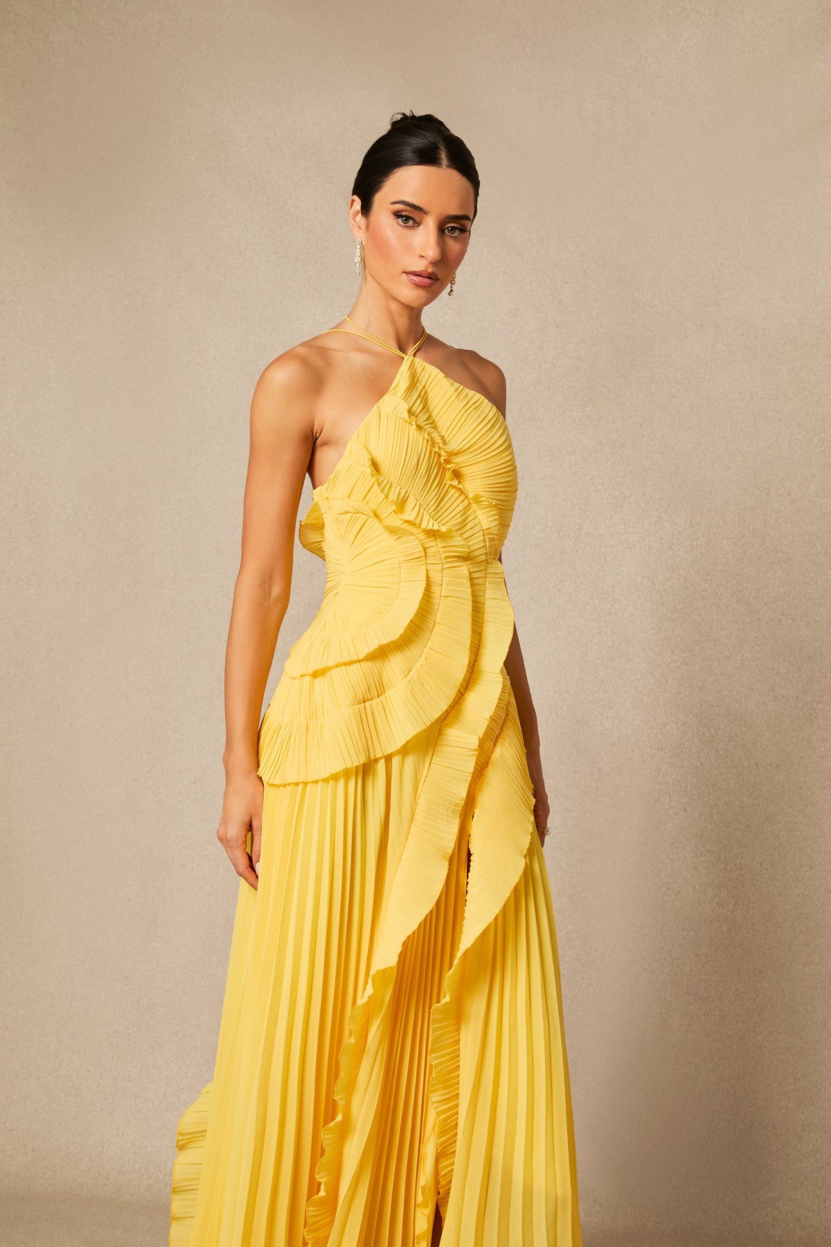 Vestido midi plisado con cuello halter - Amarillo