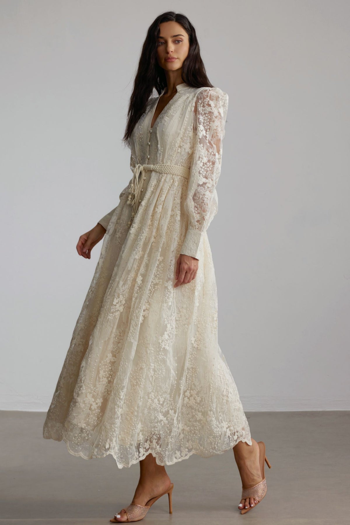 Vestido midi de encaje bordado con escote en V