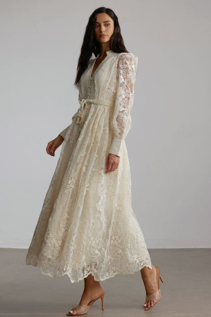 Vestido midi de encaje bordado con escote en V