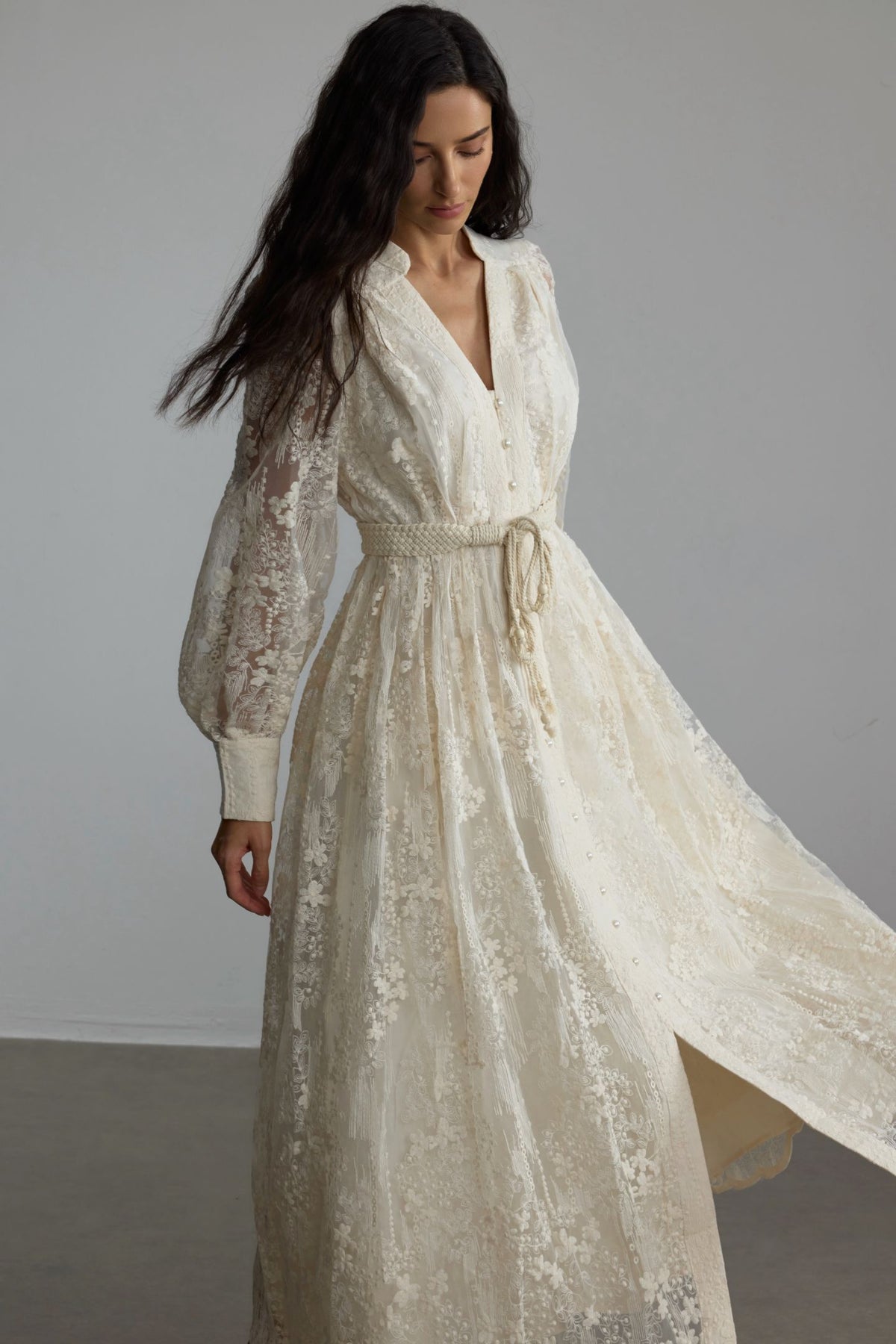 Vestido midi de encaje bordado con escote en V