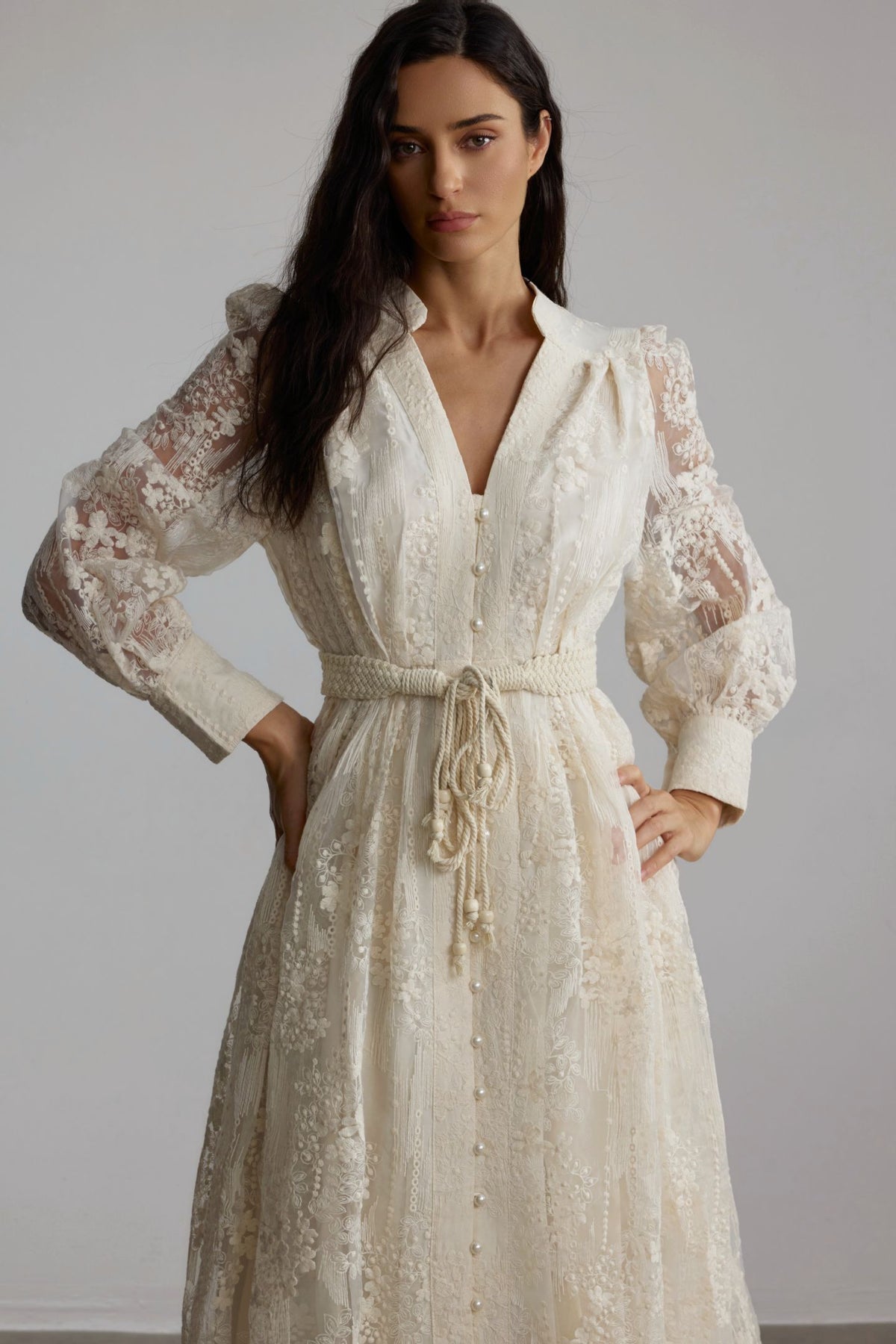 Vestido midi de encaje bordado con escote en V