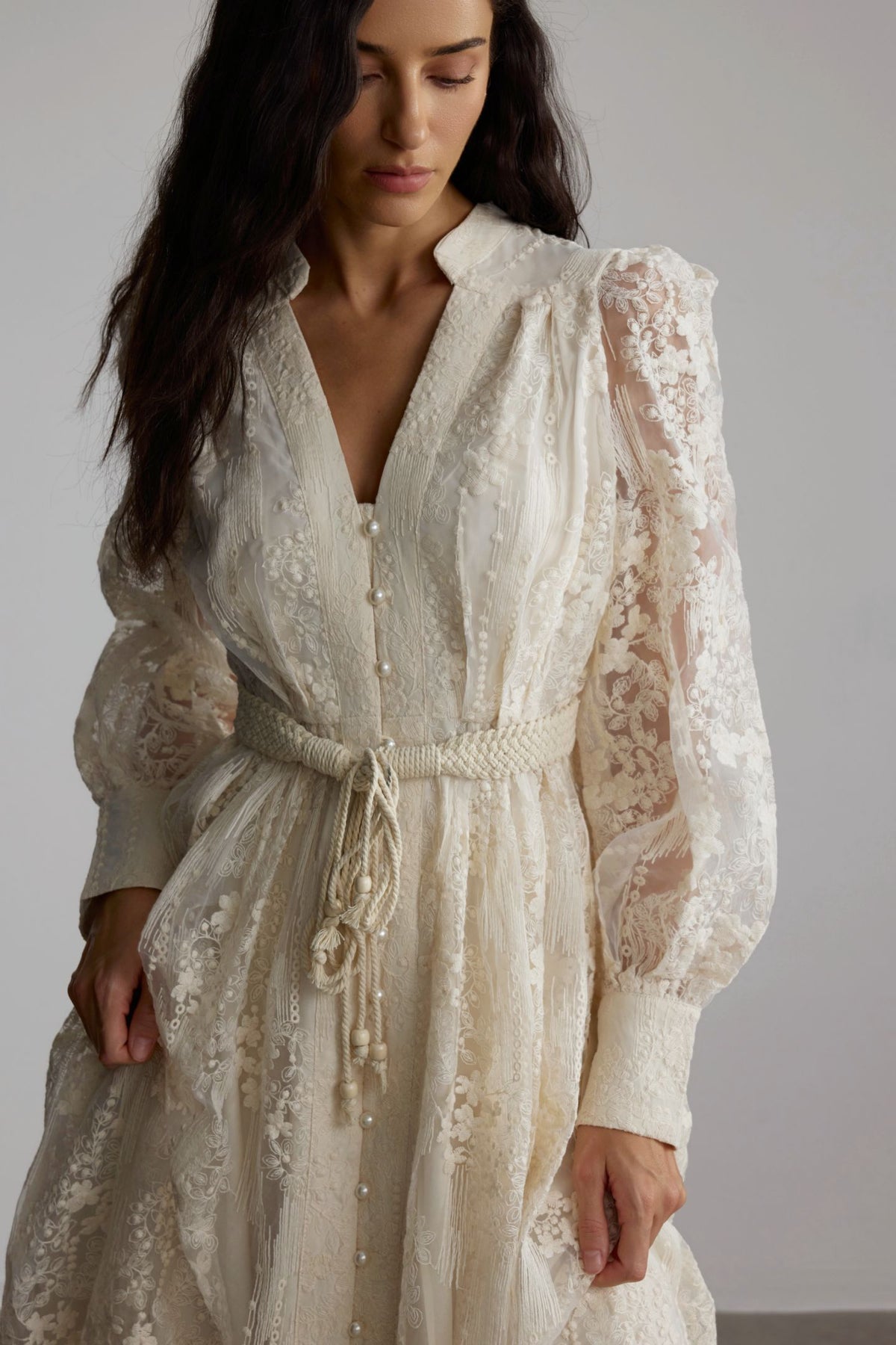 Vestido midi de encaje bordado con escote en V