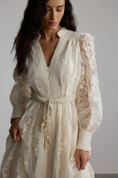 Vestido midi de encaje bordado con escote en V
