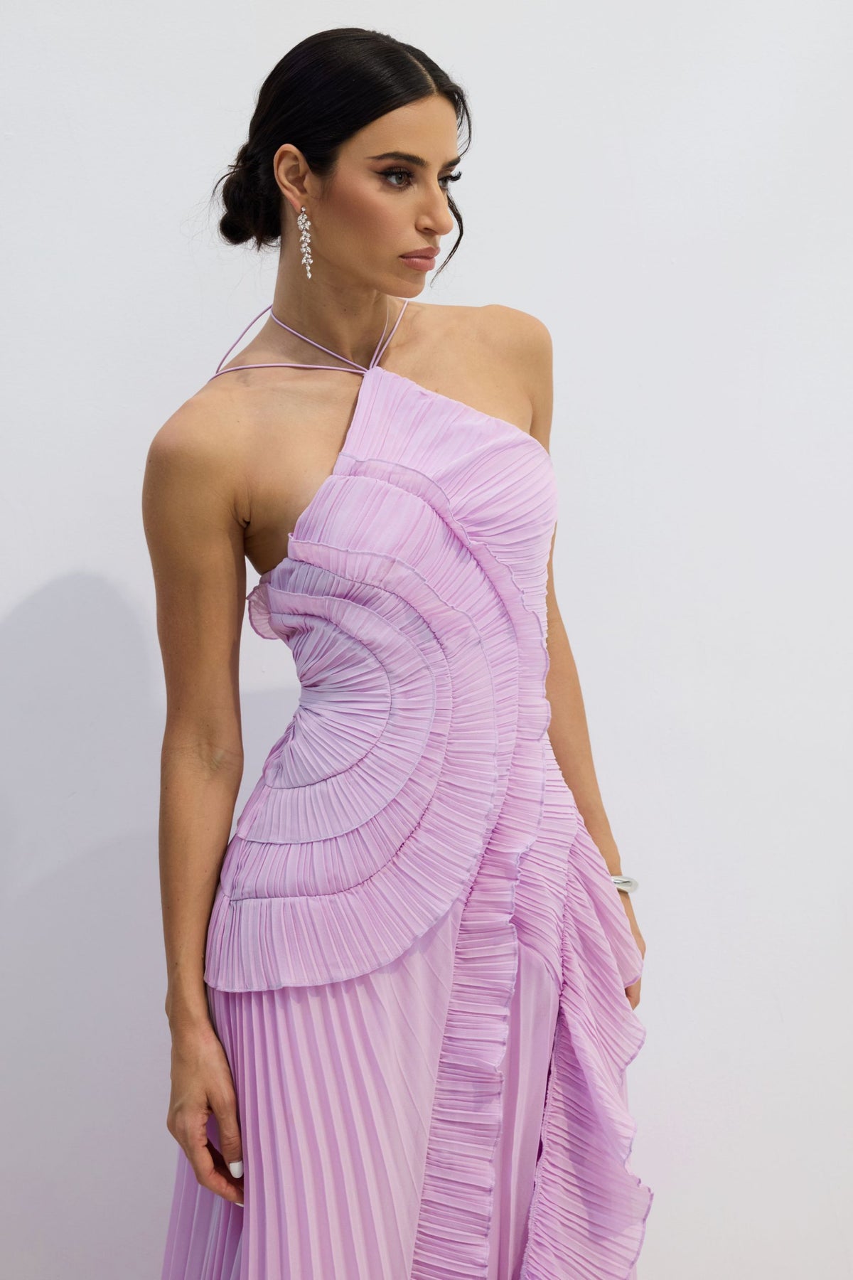 Vestido midi plisado con cuello halter - Lila