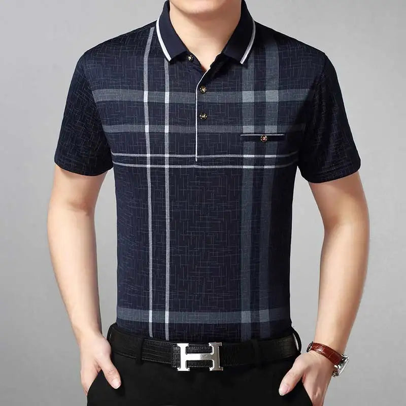 Polo de manga corta azul con cuello en contraste
